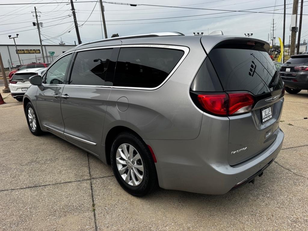 Chrysler Pacifica photo 4