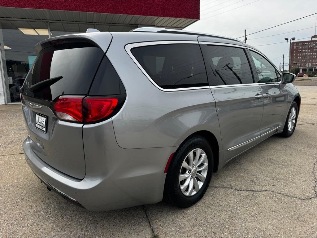 Chrysler Pacifica photo 6