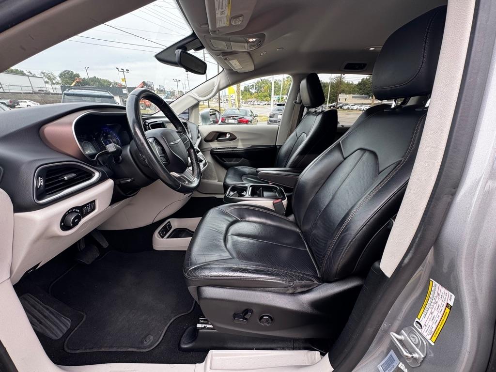 Chrysler Pacifica photo 8