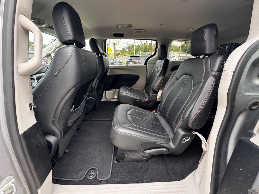 Chrysler Pacifica photo 9