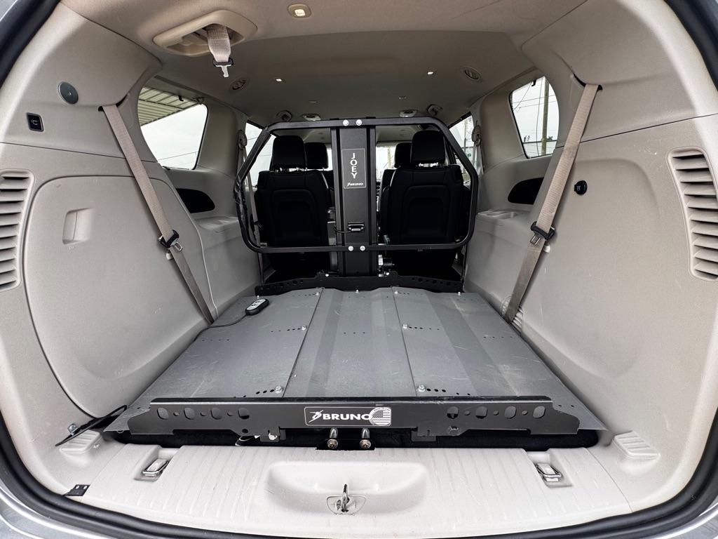 Chrysler Pacifica photo 10