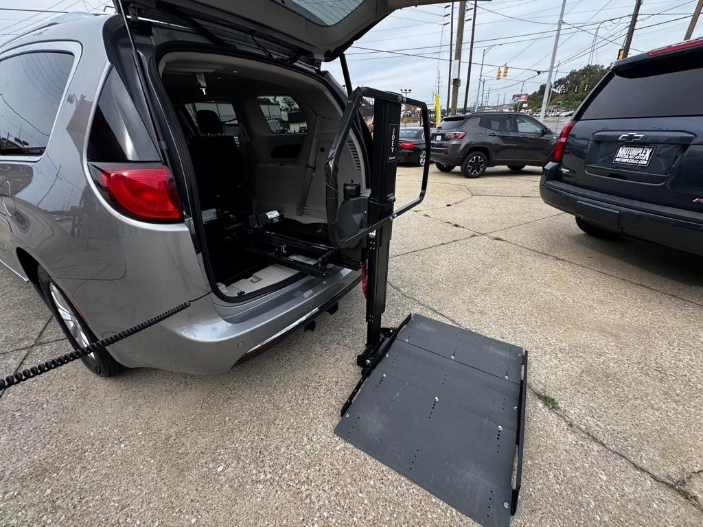 Chrysler Pacifica photo 11