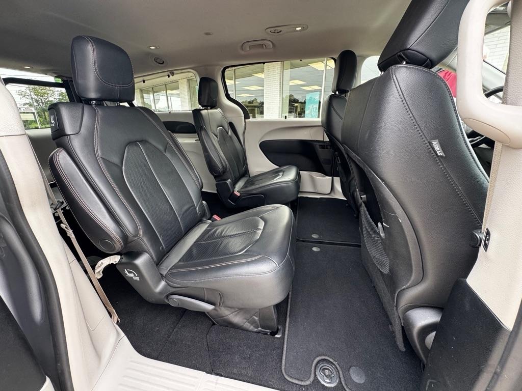 Chrysler Pacifica photo 12