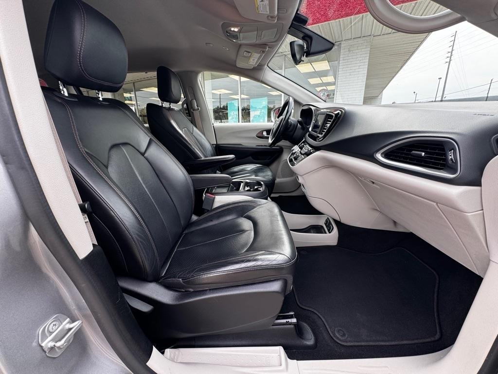 Chrysler Pacifica photo 13