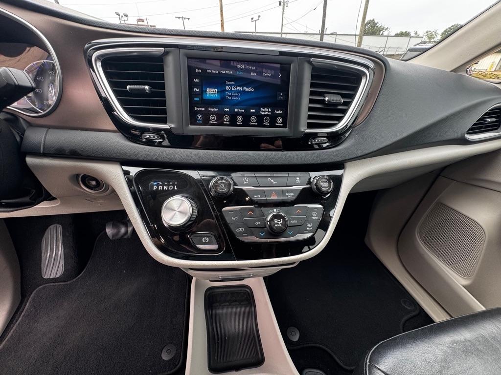 Chrysler Pacifica photo 14