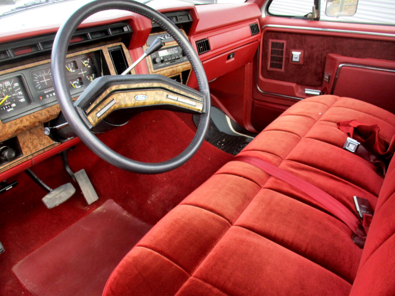 Ford F-150 Regular Cab 2WD 1986
