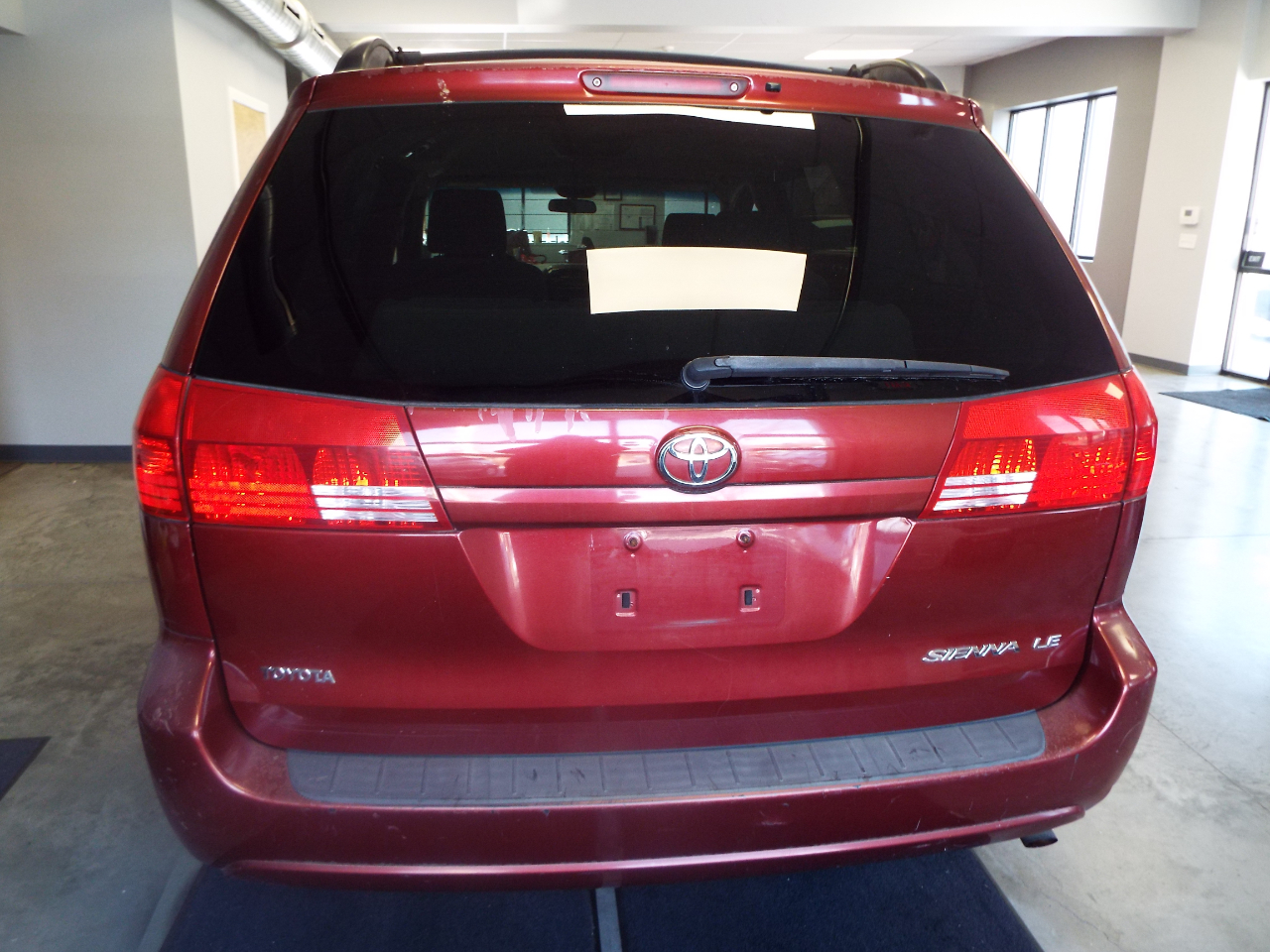 Toyota Sienna LE - 7 Passenger 2004