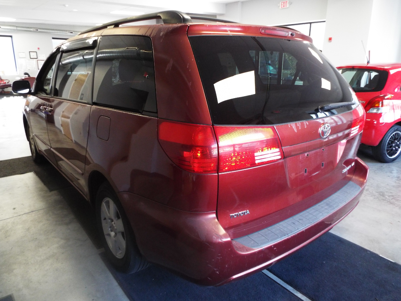 Toyota Sienna LE - 7 Passenger 2004