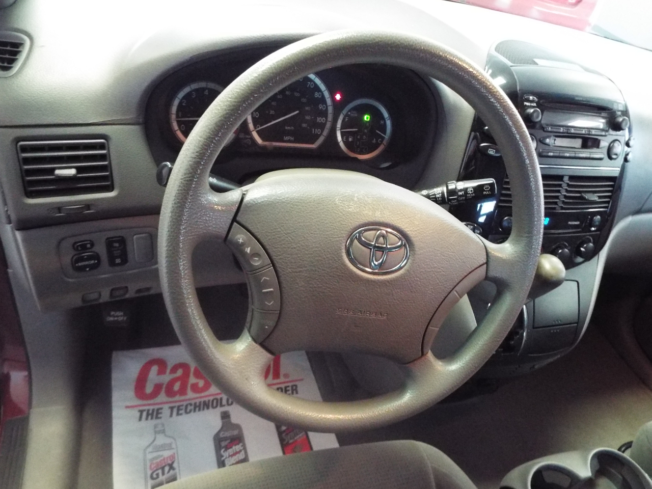 Toyota Sienna LE - 7 Passenger 2004