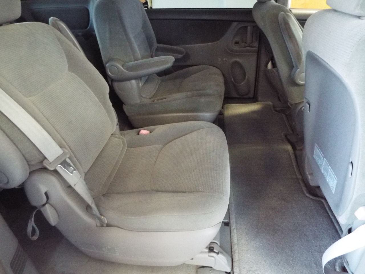 Toyota Sienna LE - 7 Passenger 2004