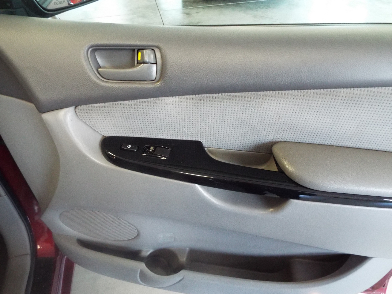 Toyota Sienna LE - 7 Passenger 2004