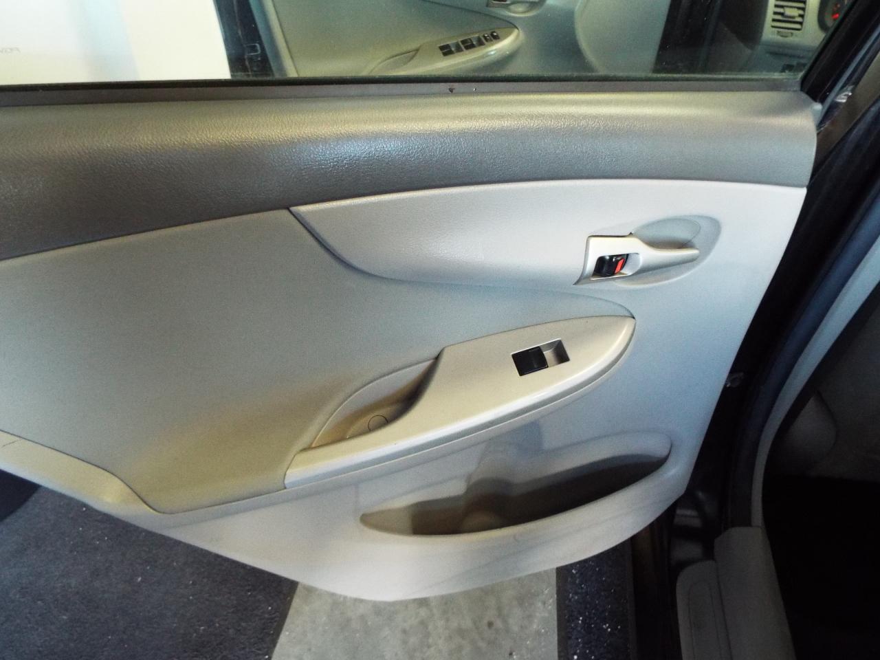 Toyota Corolla LE 4-Speed AT 2010
