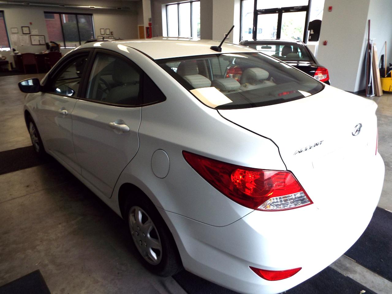 Hyundai Accent GLS 4-Door 2012