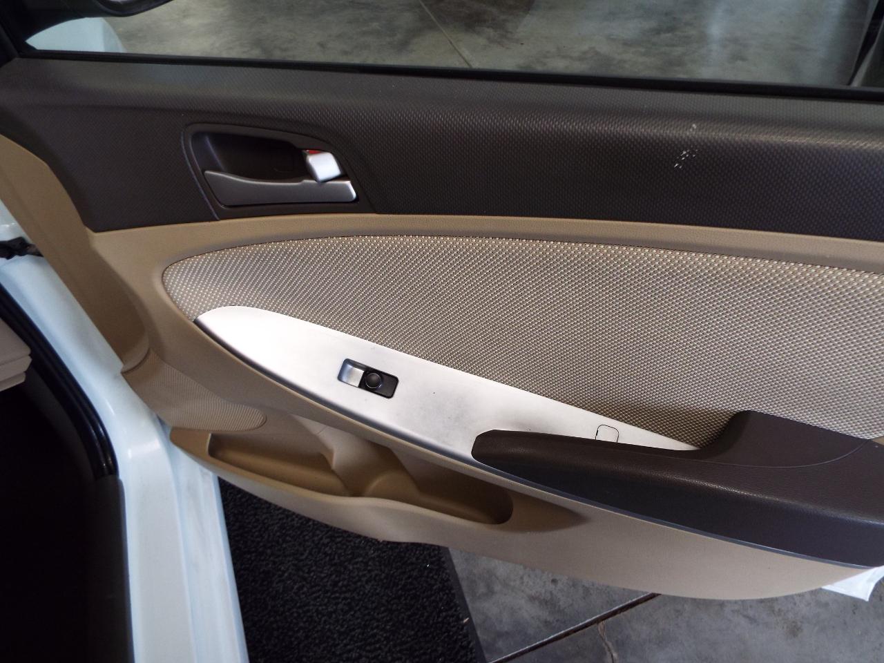 Hyundai Accent GLS 4-Door 2012