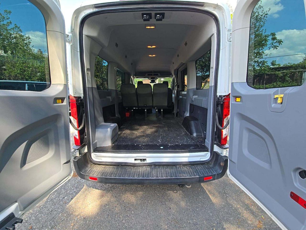 Ford Transit 150 Wagon Med. Roof XL w/Sliding Pass. 130-in. WB 2019
