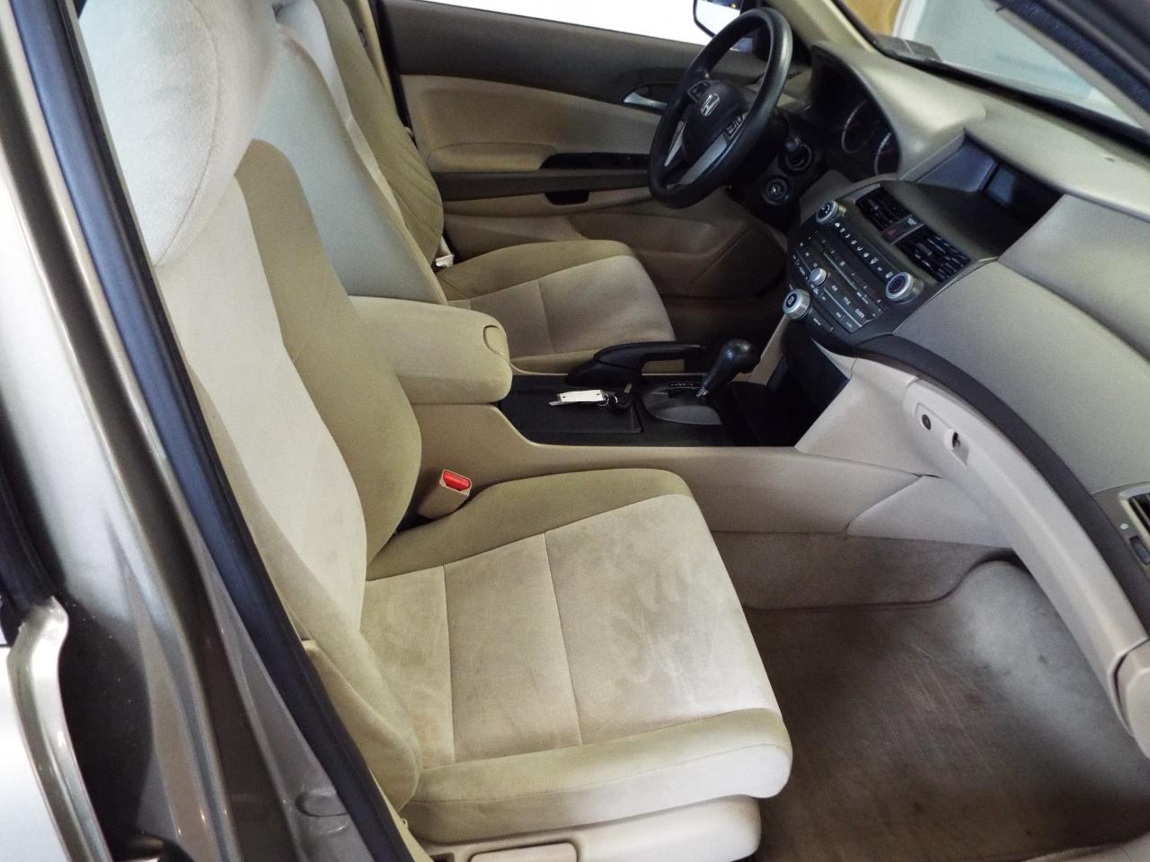 Honda Accord LX sedan AT 2010