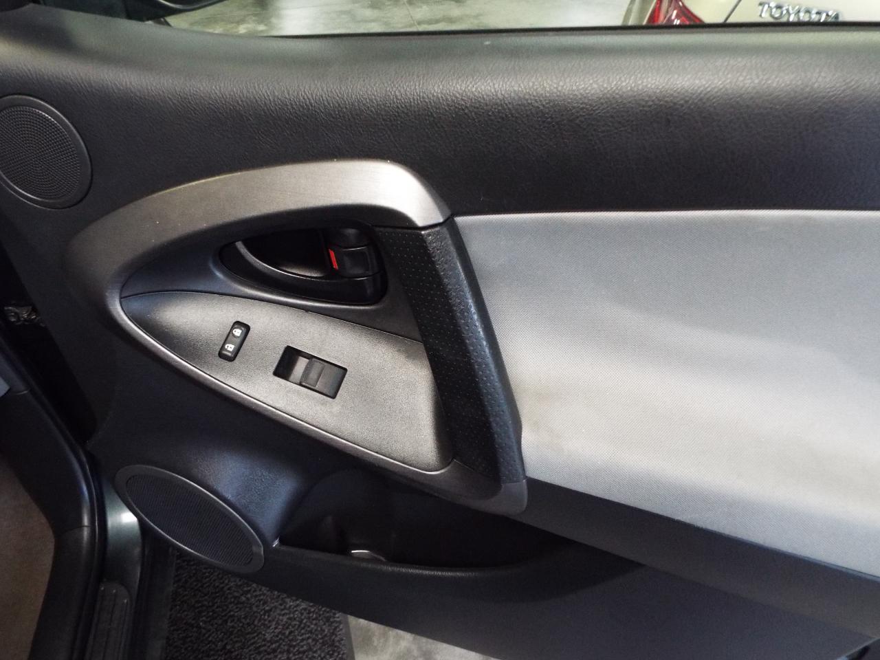 Toyota RAV4 Base I4 4WD 2012