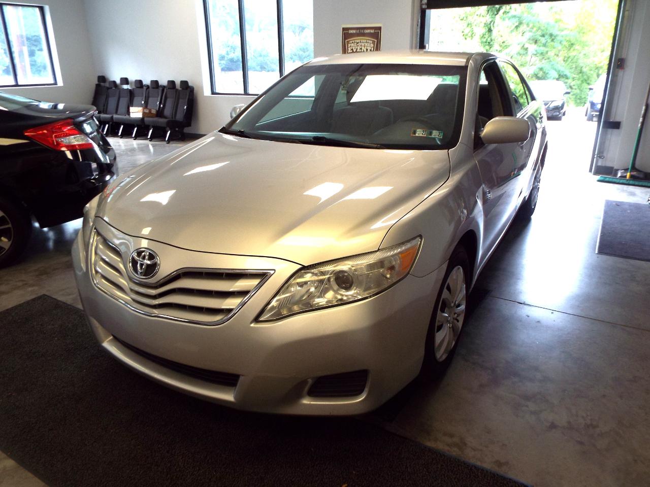Toyota Camry Base 6-Spd AT 2011
