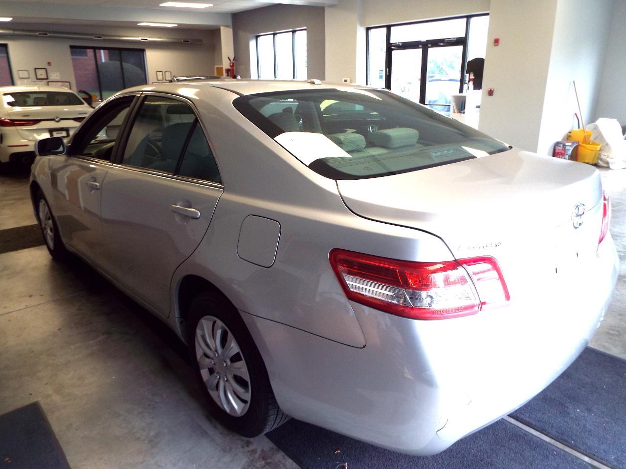 Toyota Camry Base 6-Spd AT 2011