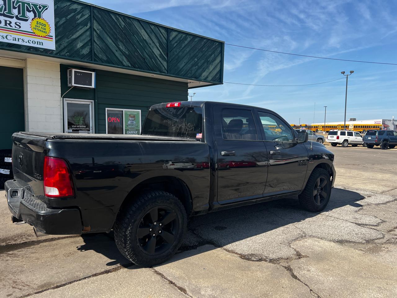 RAM 1500 4WD Crew Cab 140.5" Express 2016