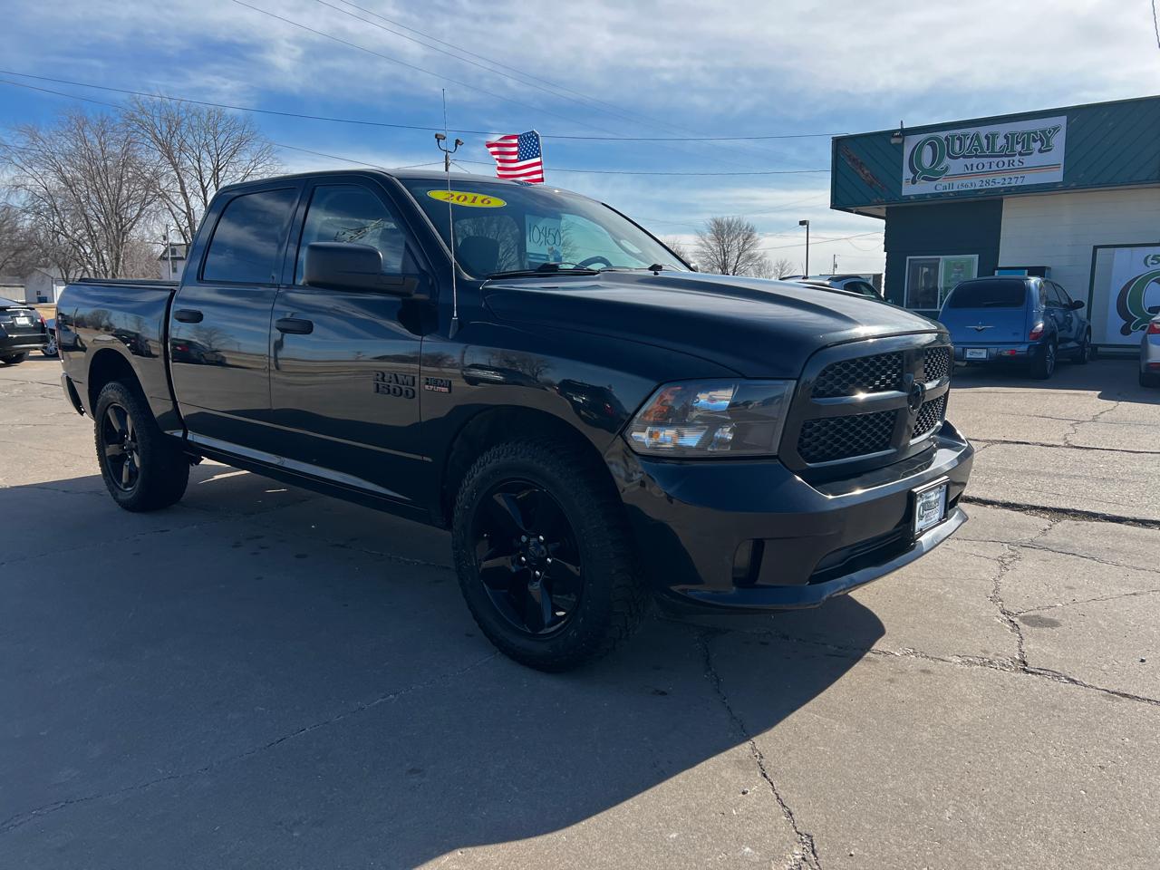 RAM 1500 4WD Crew Cab 140.5" Express 2016