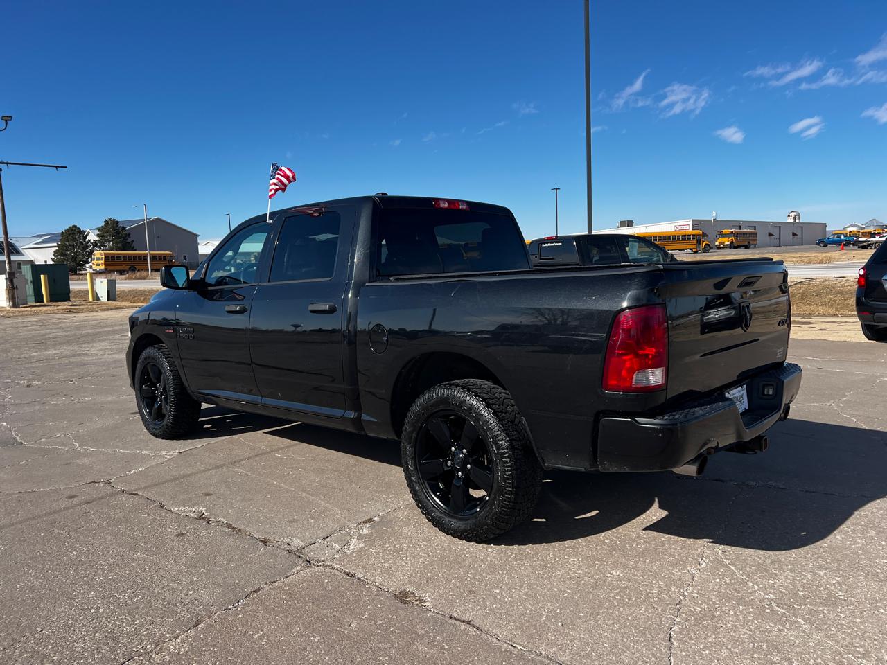 RAM 1500 4WD Crew Cab 140.5" Express 2016