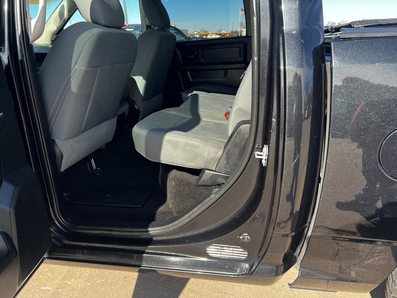 RAM 1500 4WD Crew Cab 140.5" Express 2016