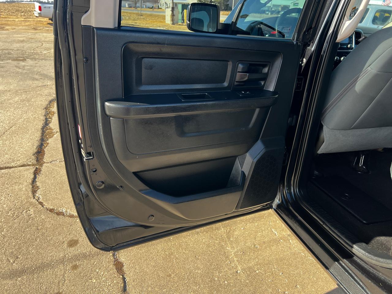 RAM 1500 4WD Crew Cab 140.5" Express 2016