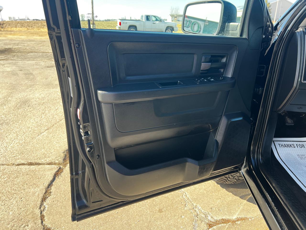 RAM 1500 4WD Crew Cab 140.5" Express 2016