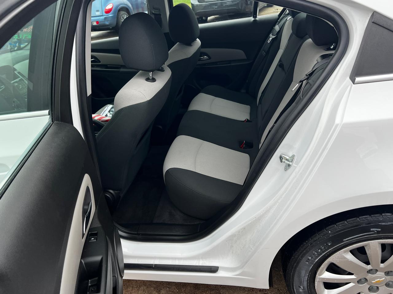 Chevrolet Cruze 4dr Sdn LS 2011