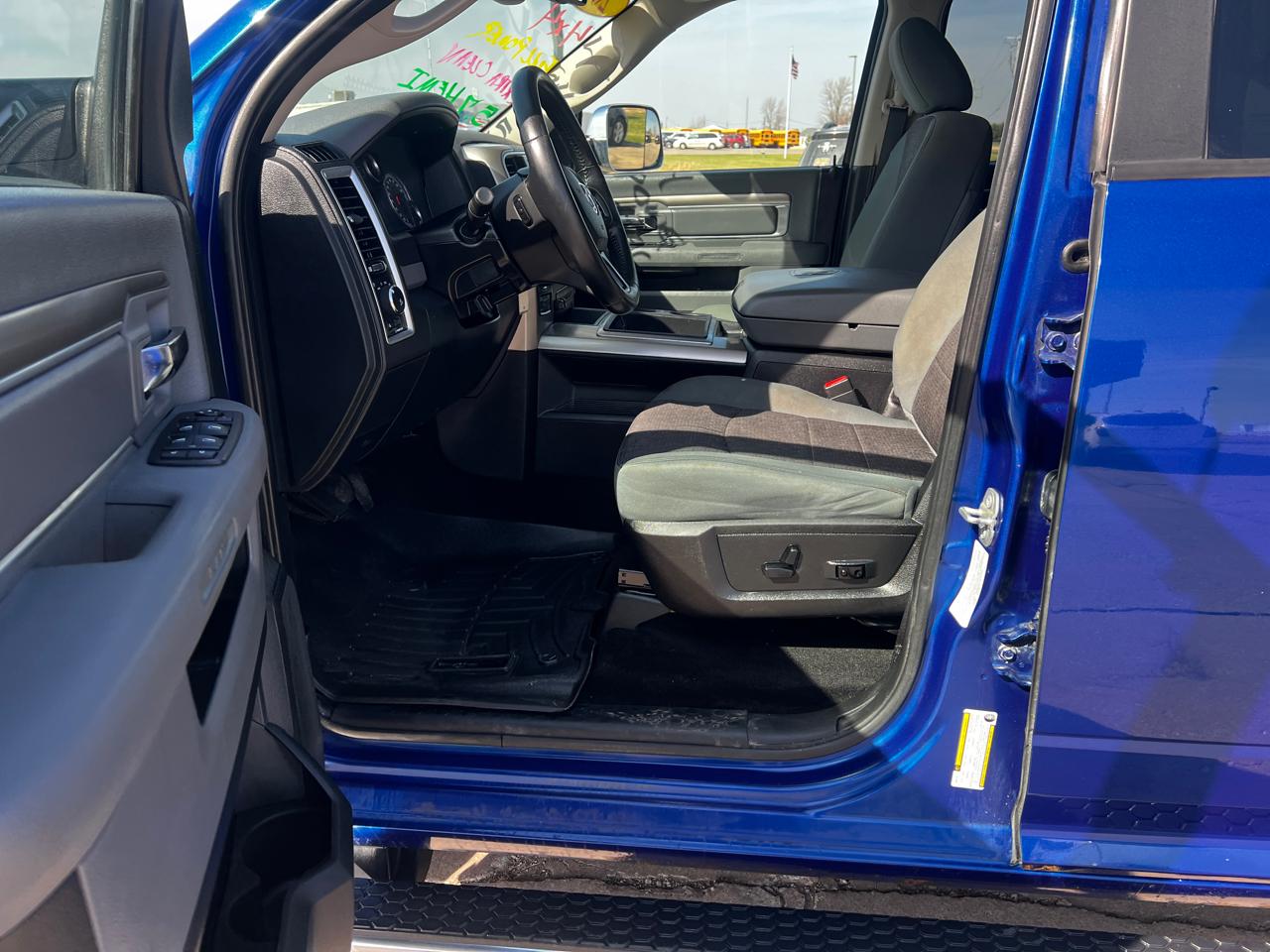 RAM 1500 4WD Crew Cab 140.5" Big Horn 2015