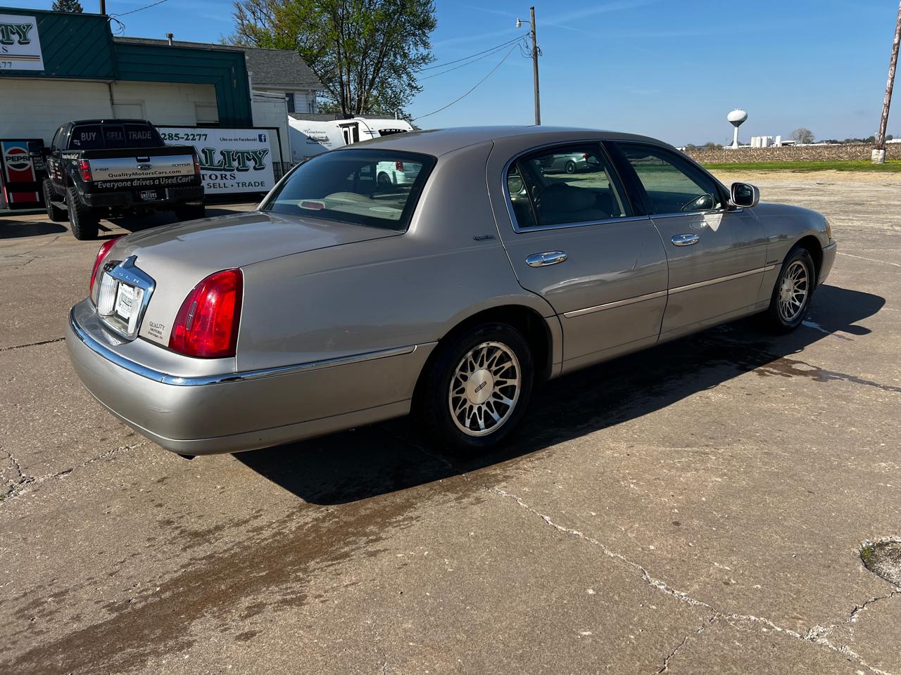 Lincoln Town Car 4dr Sdn Signature 2000