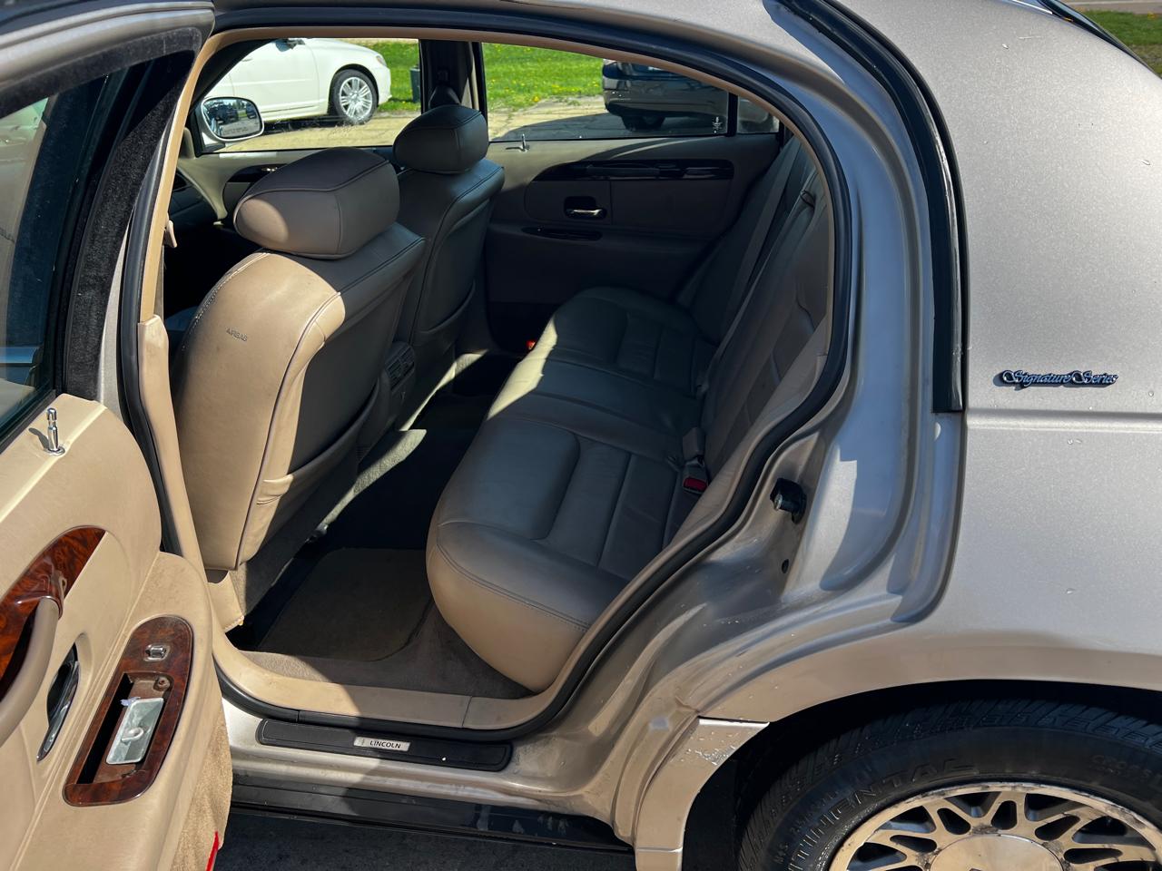 Lincoln Town Car 4dr Sdn Signature 2000