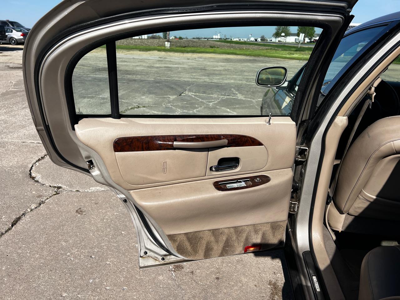 Lincoln Town Car 4dr Sdn Signature 2000