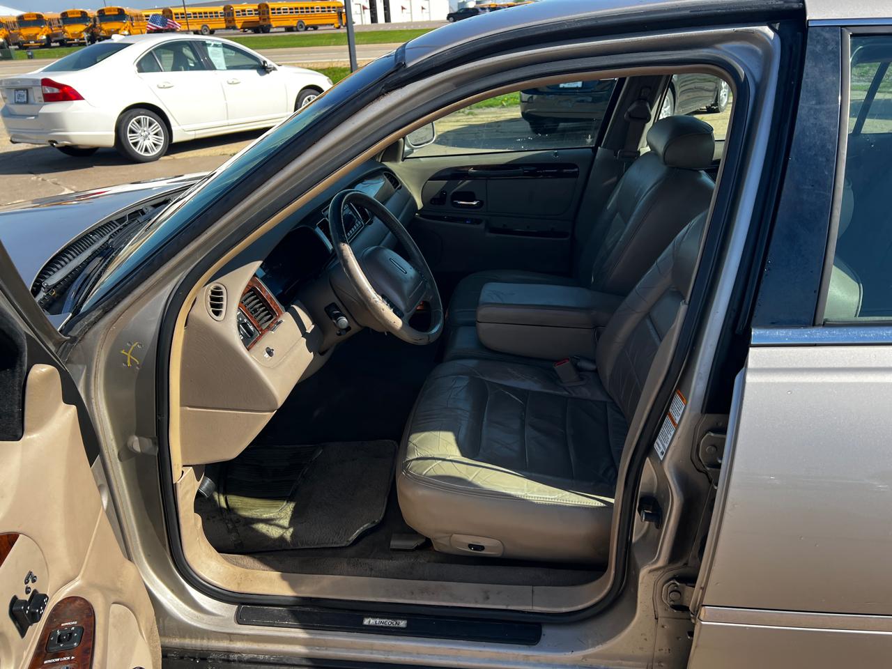 Lincoln Town Car 4dr Sdn Signature 2000