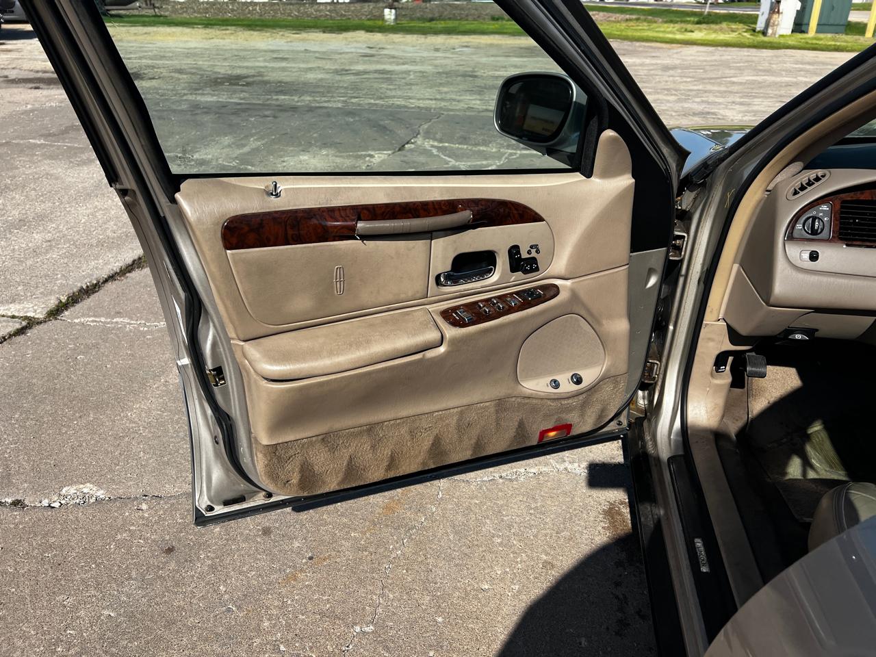 Lincoln Town Car 4dr Sdn Signature 2000