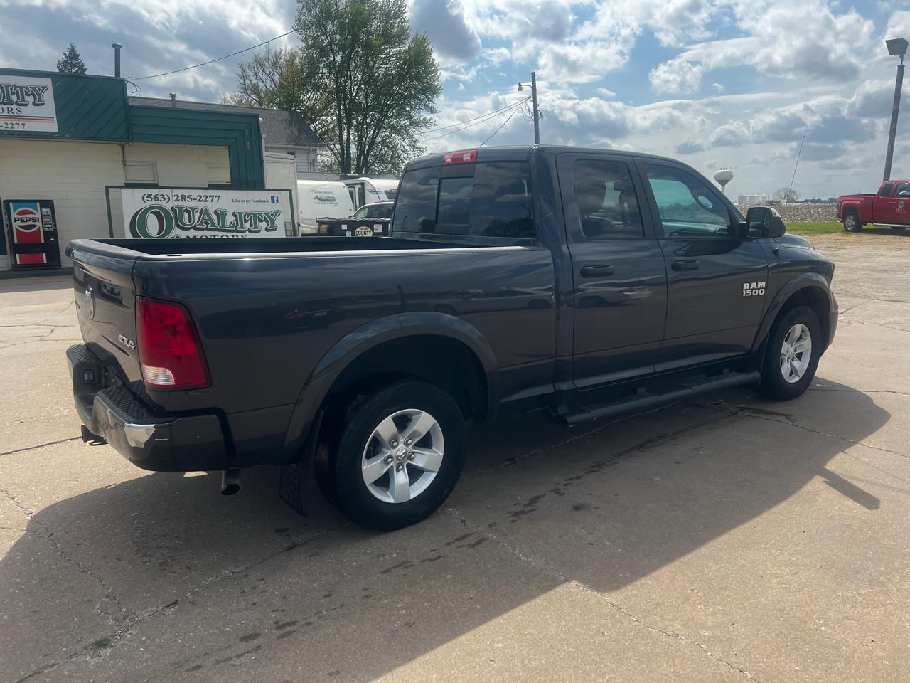 RAM 1500 4WD Quad Cab 140.5" Outdoorsman 2017