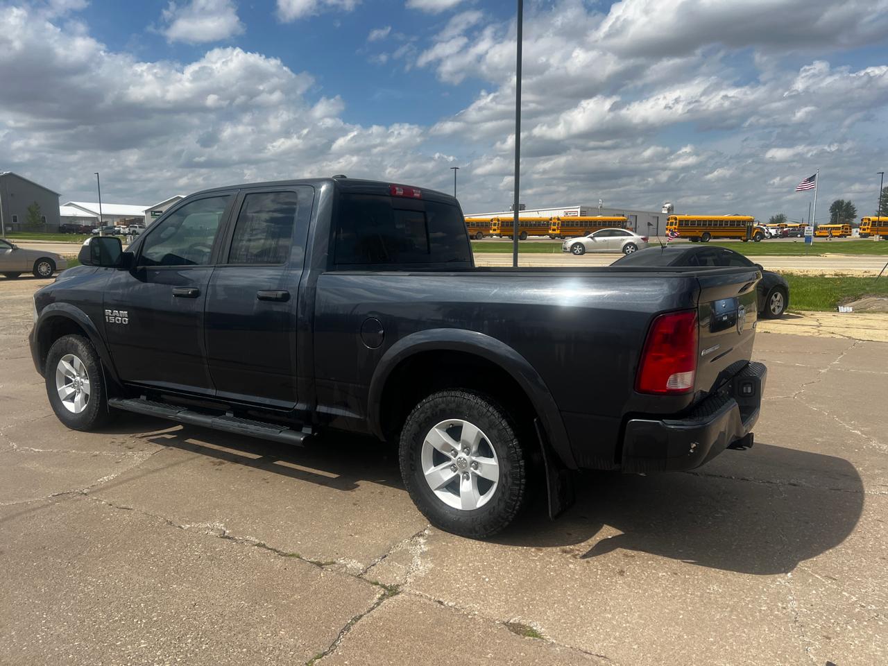 RAM 1500 4WD Quad Cab 140.5" Outdoorsman 2017