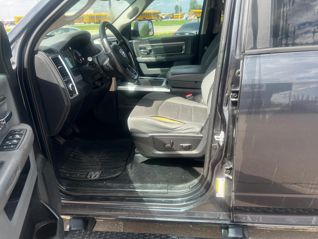 RAM 1500 4WD Quad Cab 140.5" Outdoorsman 2017