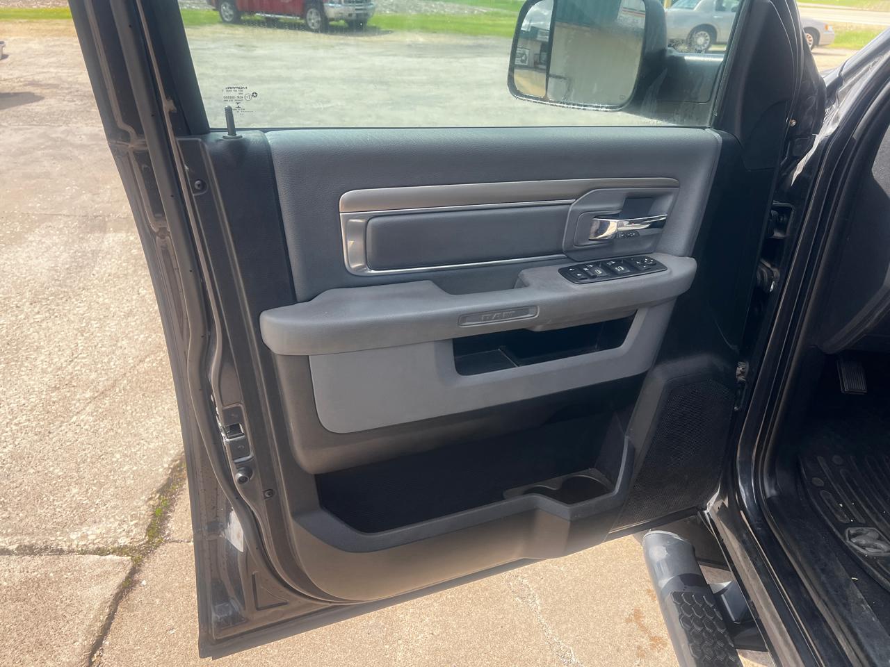 RAM 1500 4WD Quad Cab 140.5" Outdoorsman 2017