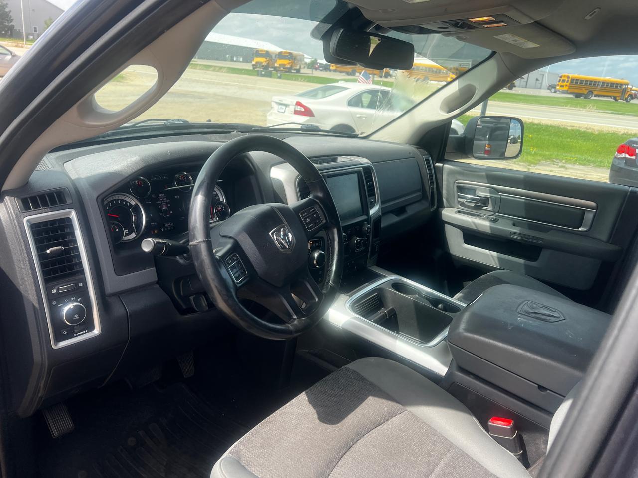 RAM 1500 4WD Quad Cab 140.5" Outdoorsman 2017