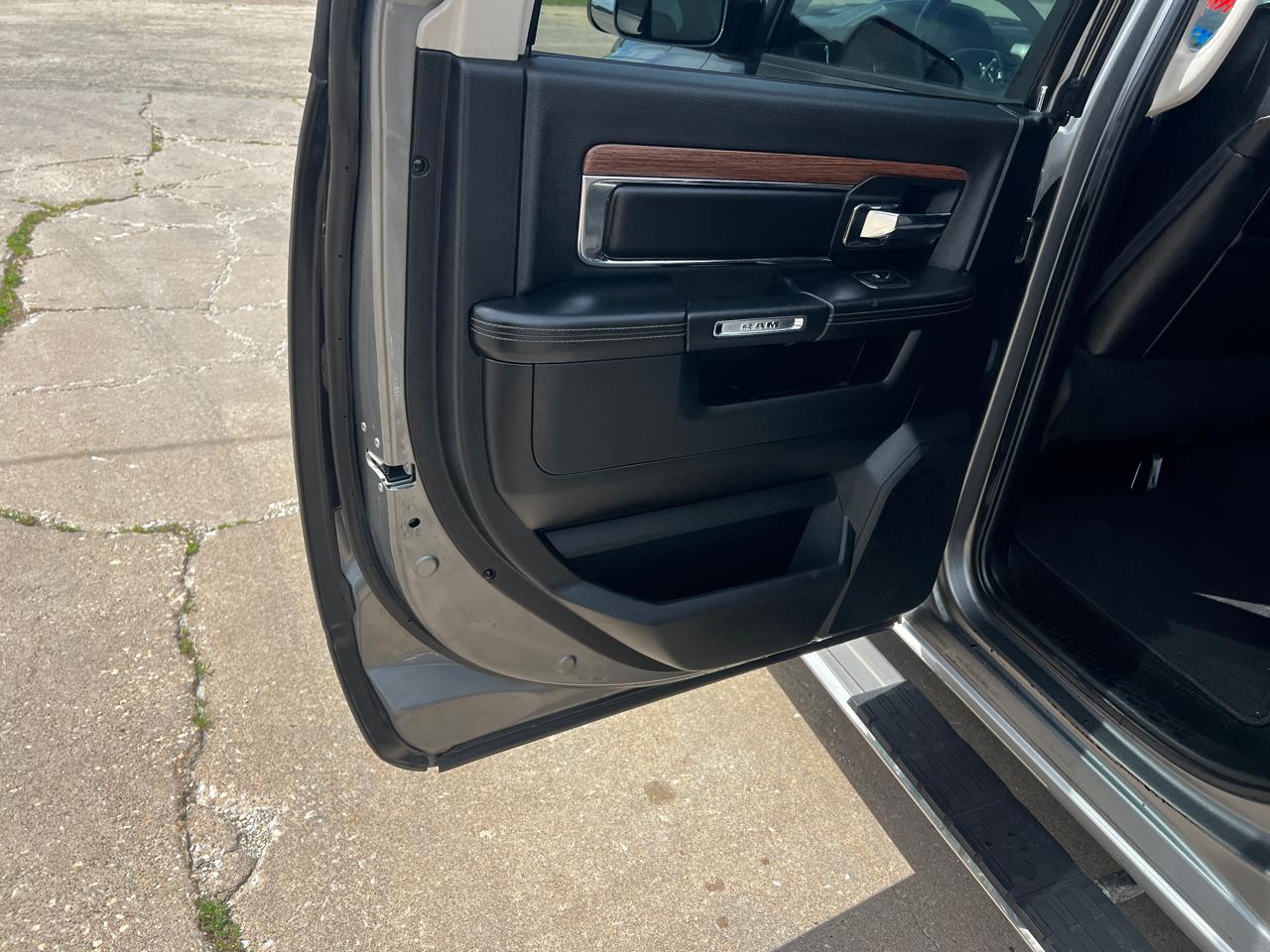 RAM 1500 4WD Crew Cab 149" Laramie 2013