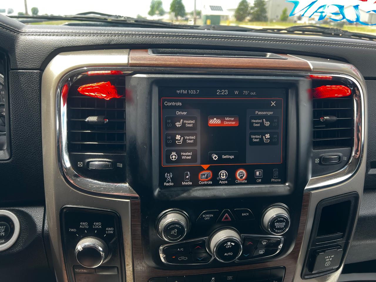 RAM 1500 4WD Crew Cab 149" Laramie 2013