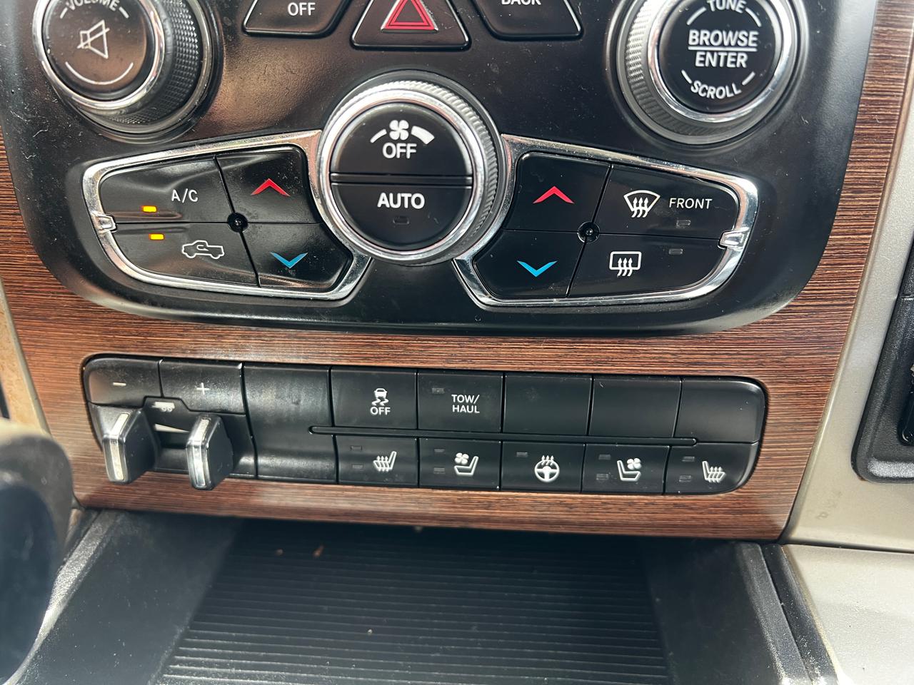RAM 1500 4WD Crew Cab 149" Laramie 2013