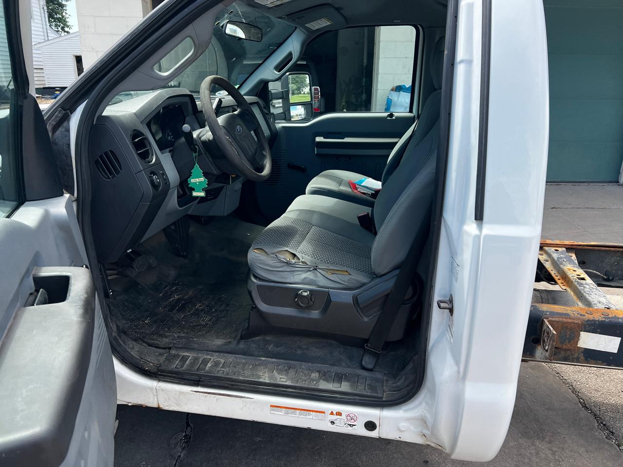 Ford Super Duty F-550 DRW 2WD Reg Cab 141" WB 60" CA XLT 2013