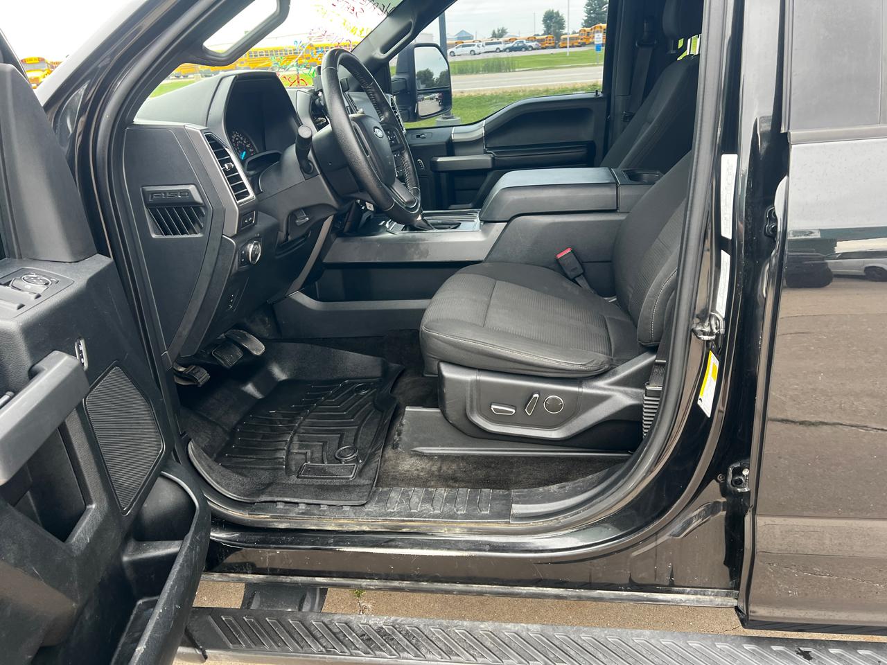 Ford F-150 4WD SuperCrew 157" Lariat w/HD Payload Pkg 2015
