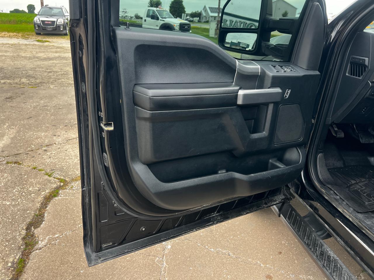 Ford F-150 4WD SuperCrew 157" Lariat w/HD Payload Pkg 2015