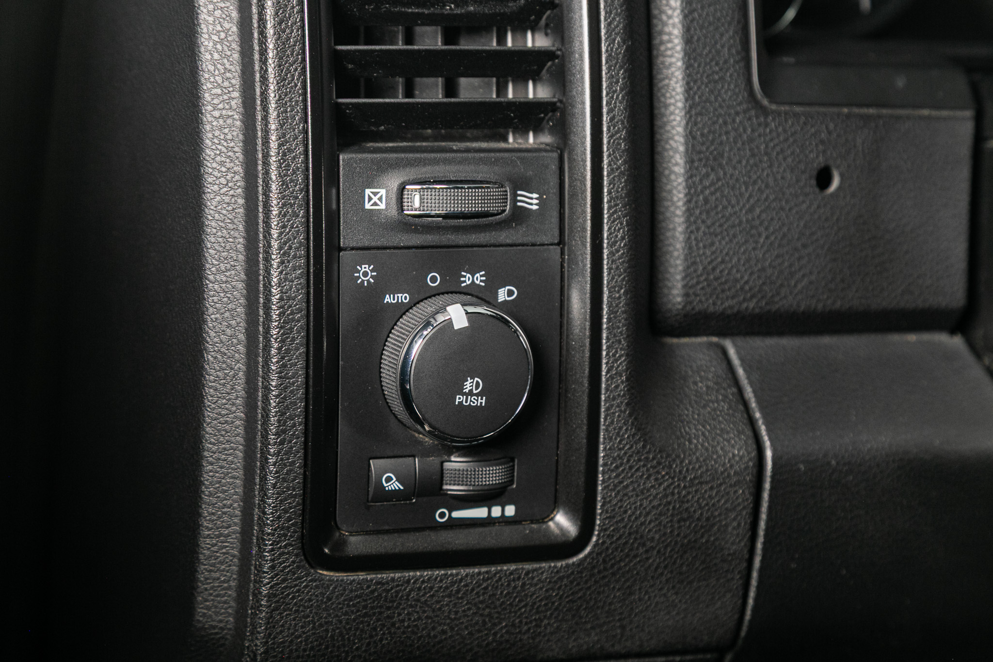 RAM 1500 Rebel 4x4 Crew Cab 5'7" Box 2017