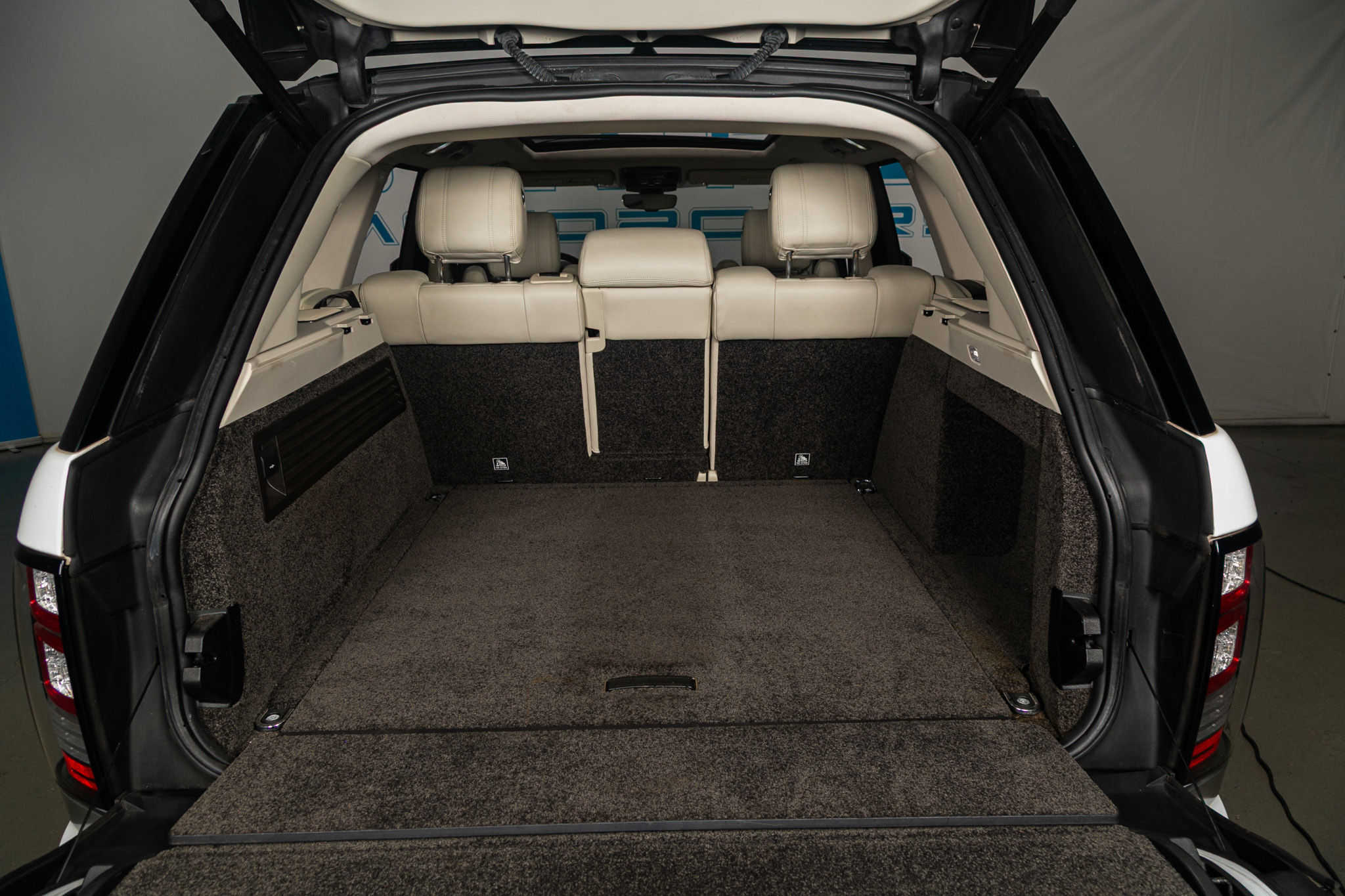 Land Rover Range Rover V6 Supercharged HSE SWB 2017 Land Rover Range Rover V6 Supercharged HSE SWB 2017