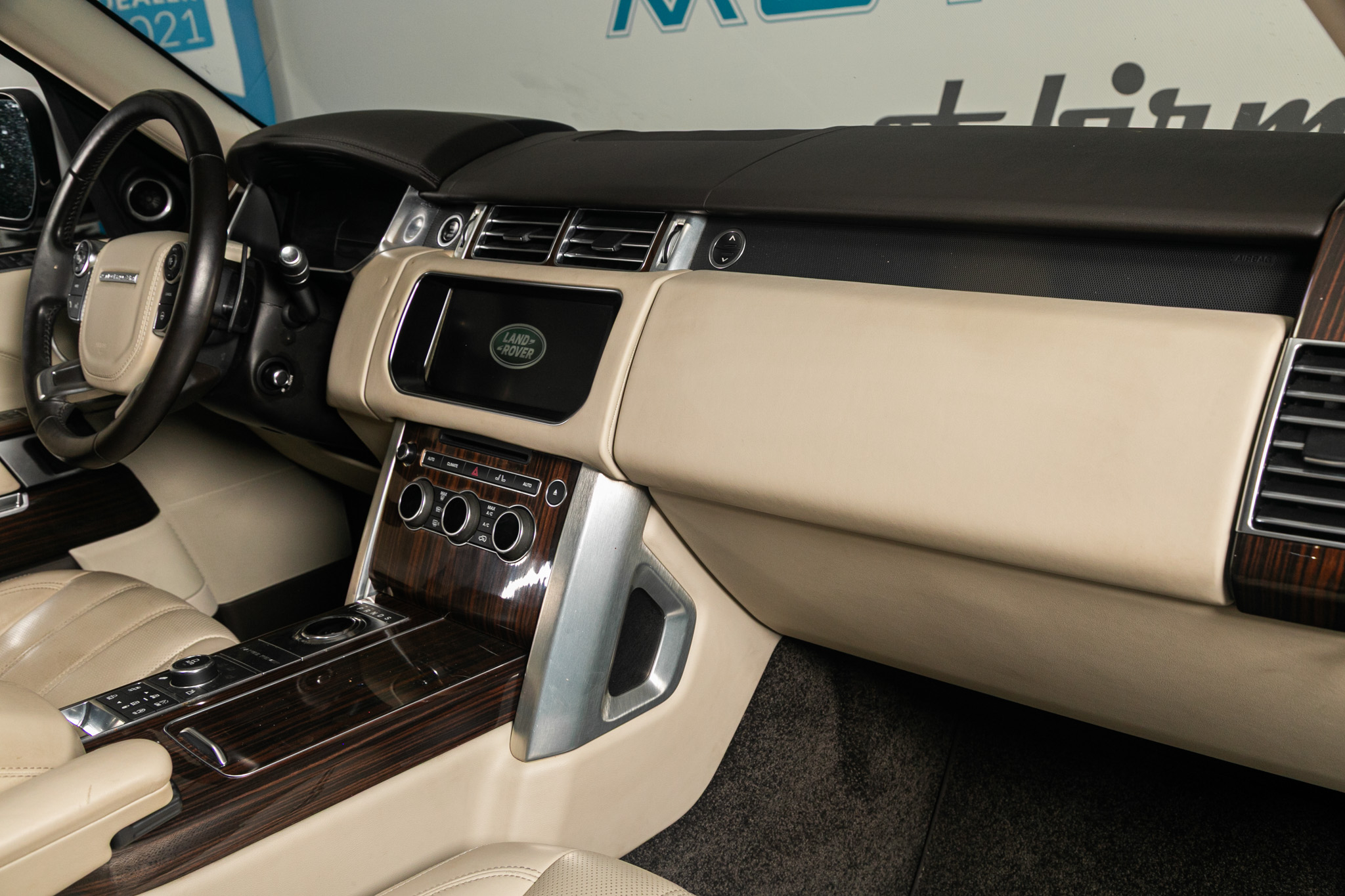 Land Rover Range Rover V6 Supercharged HSE SWB 2017 Land Rover Range Rover V6 Supercharged HSE SWB 2017